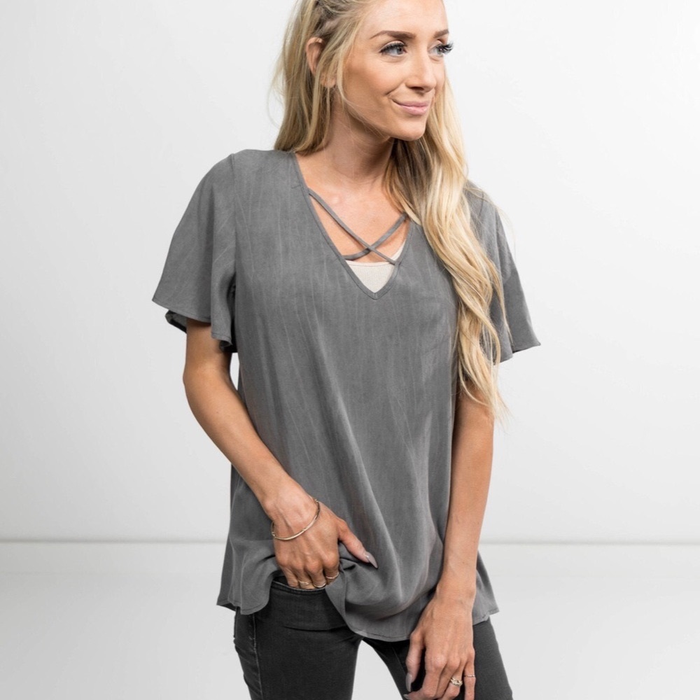 ZOEY CRISS CROSS TEE🌪
